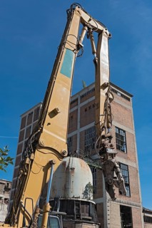 Demolition tongs on an excavator on a construction site