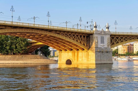 The three-way Margaret Bridge over the Danube connects Buda and Pest and links Margaret Island to