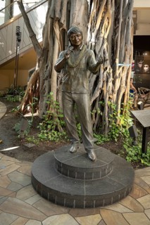 Don Ho Statue, Waikiki Beach, Honolulu, Oahu, Hawaii, USA, North America