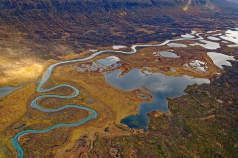 Ladtjovagge with the meandering river Ladtjojakka and many small lakes, autumn, Nikkaluokta,