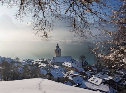 Winter landscape, church Sankt Wolfgang am Wolfgangsee, Salzkammergut, Land Salzburg, Austria,