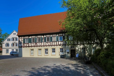 Building ensemble Münsingen Castle, on the right today's vehicle registration office, town castle