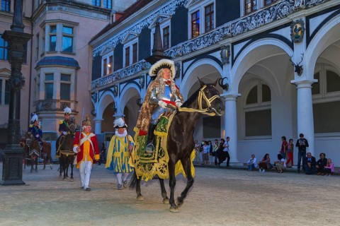 The lively princely procession as guests in the stable yard of the Residence Palace, here August