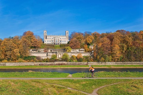 Cyclist in front of Albrechtsberg Castle