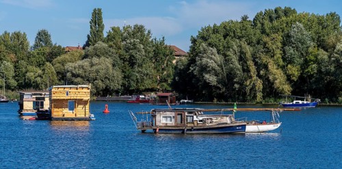 Houseboats and homeless shelters on the water in Rummelsburger Bucht, Berlin-Lichtenberg, Berlin,