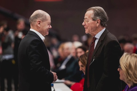 (L-R) Olaf Scholz (SPD), Bundeskanzler, und Franz Muentefering, aufgenommen im Rahmen des