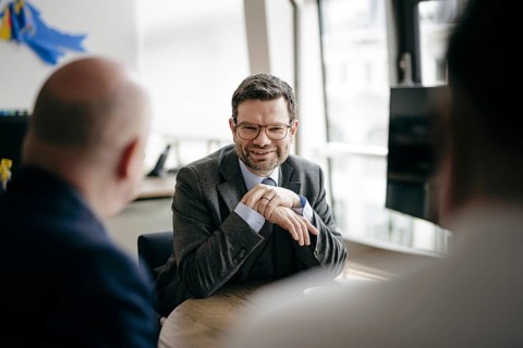 Marco Buschmann (FDP), Bundesminister der Justiz, aufgenommen im Rahmen eines Interview fue NBR in