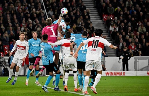 Penalty area scene, Goal area scene Goalkeeper Lukas Hradecky Bayer 04 Leverkusen (01) Fist