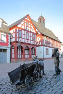 Sculpture with boy and broken cart in front of the town hall, team, ladder wagon, break, defective,