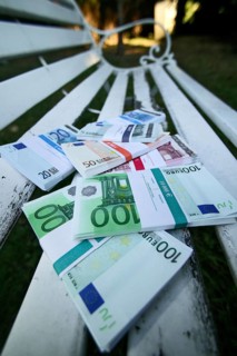 Money in the bank, symbolic image