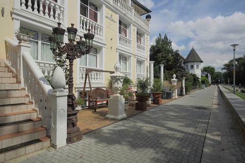 Decoration in front of Villa Rhenus with riverside promenade, candelabra, Altrhein, Ginsheim,