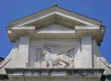 St Mark's Lion at Porta San Giacomo, Bergamo, Province of Bergamo, Italy, Europe