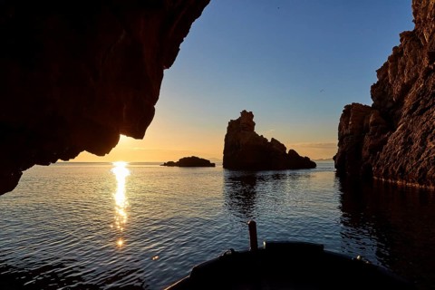 Grotta del Camello, morning light, boat tour, sunrise, sun as star, backlight, Marettimo, Egadi