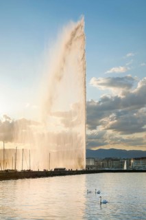 Sunset at the Jet d'eau, the landmark in the Lake Geneva basin, Canton Geneva, Switzerland, Europe