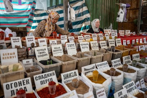 Two woman selling various spices at a stall, Osh Bazaar, Bishkek, Kyrgyzstan, Asia