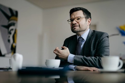 Marco Buschmann (FDP), Bundesminister der Justiz, aufgenommen im Rahmen eines Interview fue NBR in