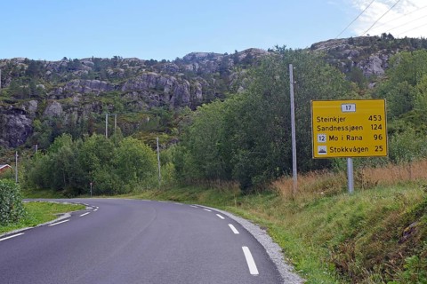 Traffic reeds on a traffic-free road, Steinkjer, Sandnessjoen, Mo i Rana, Helgeland, FV 17,