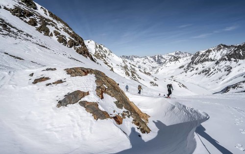 Ski tourers in a high valley, climbing the Sulzkogel, Kühtai, Stubai Alps, Tyrol, Austria, Europe