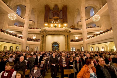 The Christmas season begins on Christmas Eve with the Christmas Vespers of the Dresden Kreuzchor in