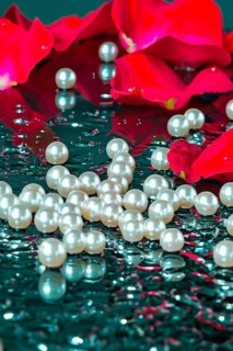 Pearl necklace in the water with splashes, drops and reflections, AI generated