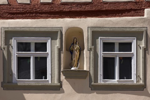Marian figurine, house saint in a niche between two windows, Zeil am Main, Lower Franconia,