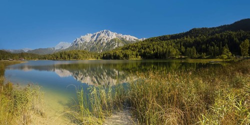Lautersee, near Mittenwald, behind it the Karwendel Mountains, Werdenfelser Land, Upper Bavaria,