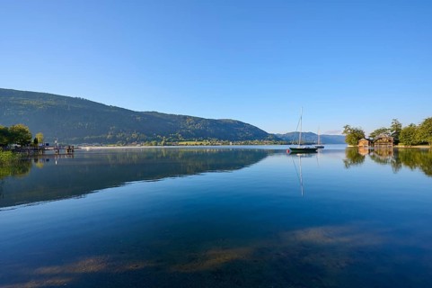Lake, sailboats, boathouse, morning, summer, Steindorf am Lake Ossiach, Lake Ossiach, Carinthia,