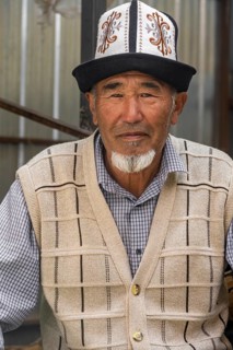 Man with traditional clothes, Uzgen Bazaar, Ösgön, Osh region, Kyrgyzstan, Asia