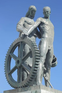 War memorial with two figures and cogwheel, sculptures, Rüsselsheim, Hesse, Germany, Europe