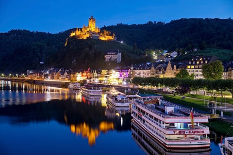 Town view of Cochem on the Moselle with Reichsburg Castle in the evening, Rhineland-Palatinate,