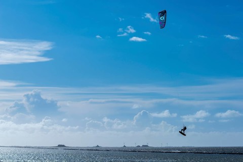 Kitesurfing on the North Sea, Lüttmoorsiel, Reußenköge, on the horizon Hallig Nordstrandischmoor,