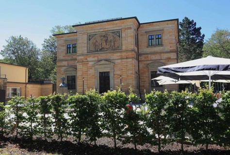 Villa Wahnfried, Haus Wahnfried, former home of Richard Wagner, in front of it the bustle of Ludwig
