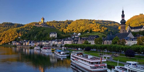 Town view of Cochem on the Moselle with Reichsburg Castle, Rhineland-Palatinate, Germany, Europe