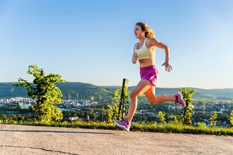 Young woman in Fitness training, vineyard at Grossheppach, Remstal valley, Baden Württemberg,