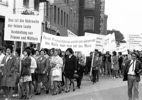 With sometimes original slogans, members and supporters of IG Textil und Bekleidung demonstrated