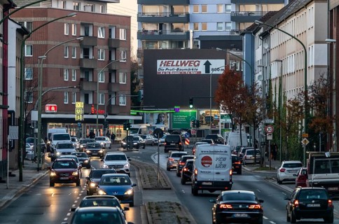 Gladbecker Straße in Essen, B224, inner-city street in Essen heavily polluted by air pollution,