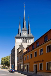 Lommatzsch is located in the centre of the Lommatzscher Pflege, an agricultural area with excellent