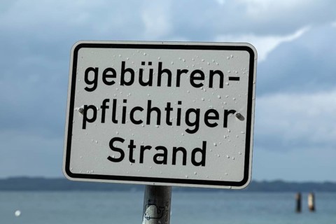 Sign indicates beach with fees, Glücksburg, Schleswig-Holstein, Germany, Europe