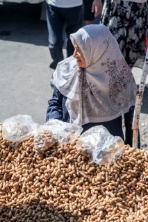 Vendor selling peanuts at a market stall, Uzgen Bazaar, Ösgön, Osh region, Kyrgyzstan, Asia
