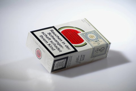 Lucky Strike cigarrette box, back with control band arole and warning Smoking during pregnancy is