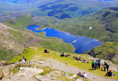 Walkers picnicking Lyyn Llydaw landscape, Mount Snowdon, Gwynedd, Snowdonia, north Wales, UK