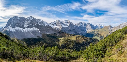 Mountain panorama with steep rocky peaks, view of Laliderspitze, Dreizinkenspitze and