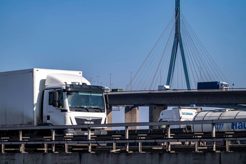 The Köhlbrand Bridge in the port of Hamburg, in front traffic on the A7 motorway, spans the 325 m
