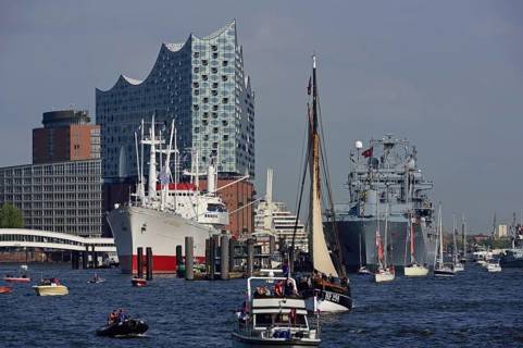 Europe, Germany, Hamburg, Elbe, Cap San Diego, in the background Elbe Philharmonic Hall, Hamburg,
