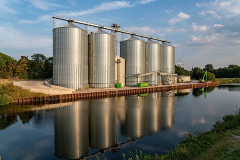 Silo plant, storage silo for grain and rape, of the Raiffeisen-Landbund, at the Lahde lock canal, 5