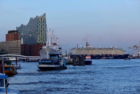 Germany, Hamburg, HafenCity, view to Elbe Philharmonic Hall, Hamburg's new concert hall, glass