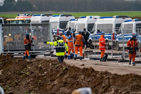 At the hamlet of Lützerath, at the Garzweiler 2 open-cast lignite mine, the RWE Group erects a