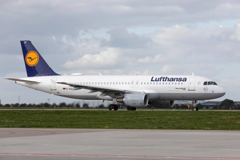 Lufthansa's Airbus A320 Fulda flying over the tarmac at BER Airport, Schönefeld, 11 October 2022