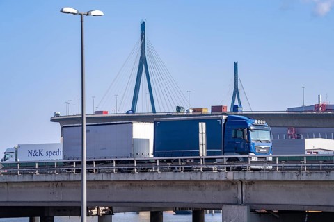 The Köhlbrand Bridge in the port of Hamburg, in front traffic on the A7 motorway, spans the 325 m