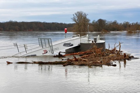 Passenger shipping jetty near Dessau-Roßlau during the Elbe flood in winter 2023, Middle Elbe